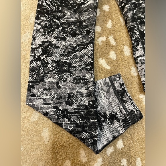 Lululemon Wunder Under High-Rise 7/8 Tight *Full-On Luxtreme 25" women’s size 6 - Picture 7 of 11